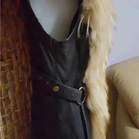 Leather vest with racoon collar - Picture 6 of 17